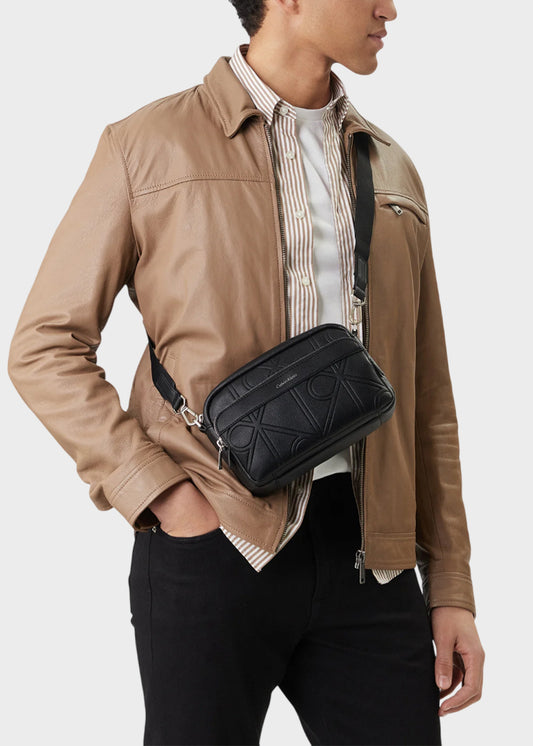 Borsello Emblem Aop Emboss con tasca frontale