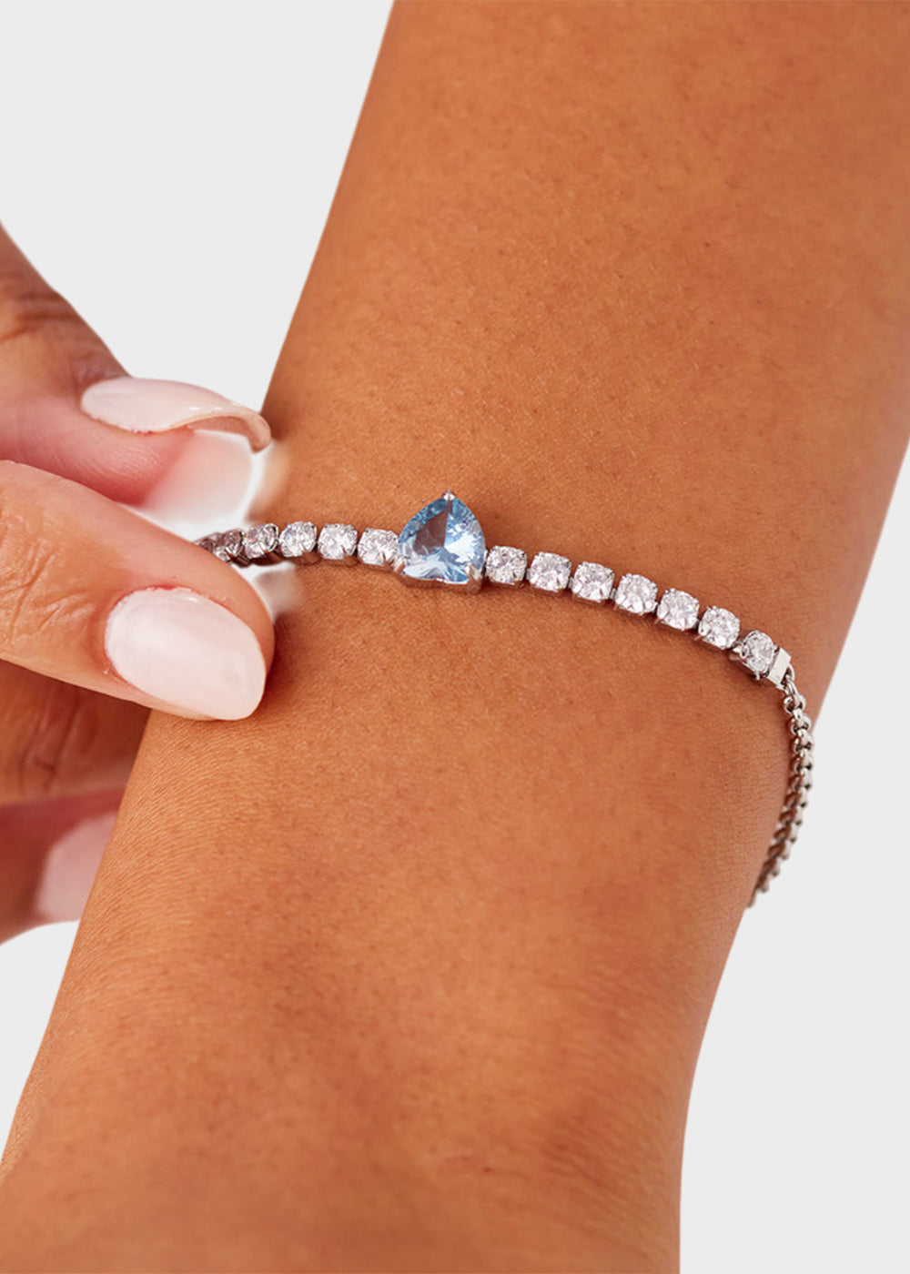 Bracciale Dazzly in acciaio con zirconi chiari e zircone centrale a forma di cuore azzurro
