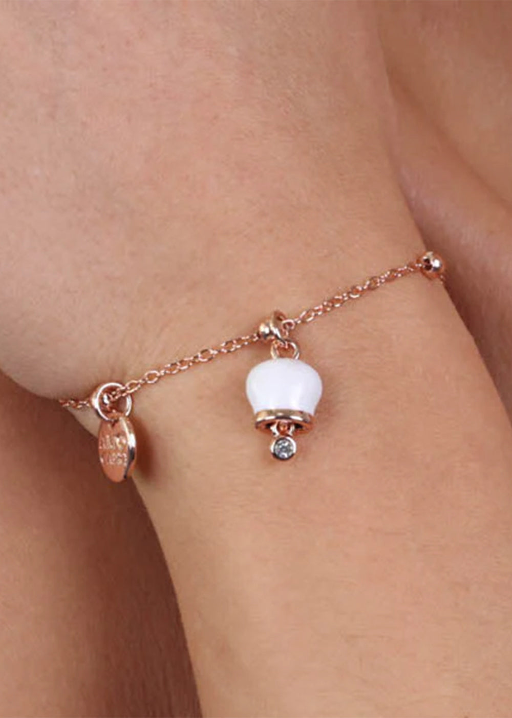 Bracciale in Metallo con campanella portafortuna pendente bianca e punto luce