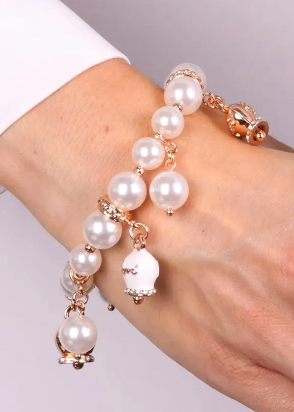 Bracciale in Metallo con perle e campanelle portafortuna in smalto bianco con scritta Capri-2