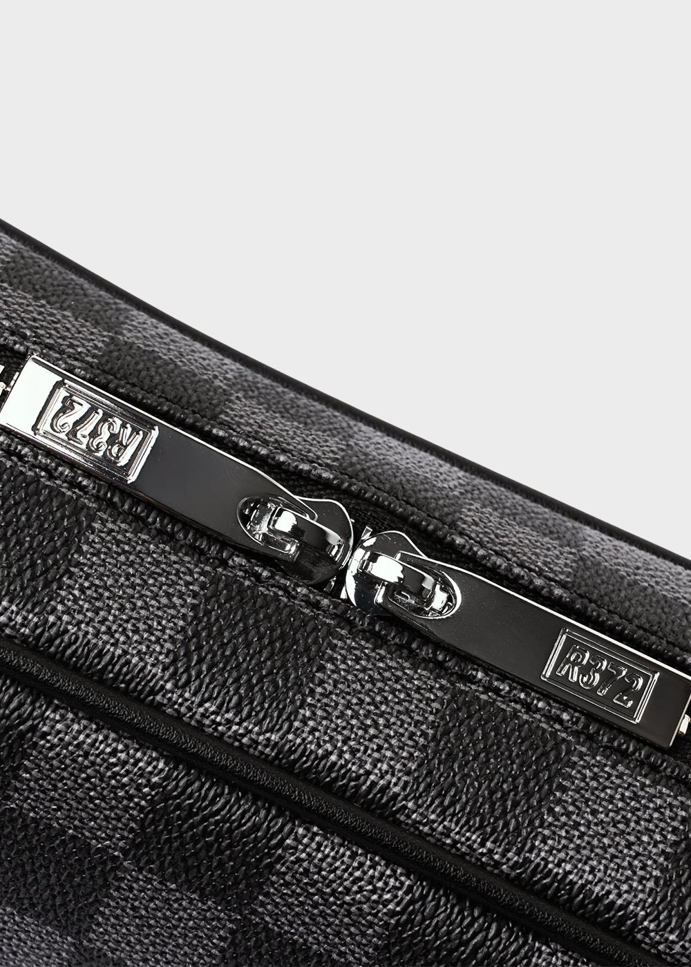 Pochette con manico da polso e tracolla, logo ricamato frontale e trama a scacchi