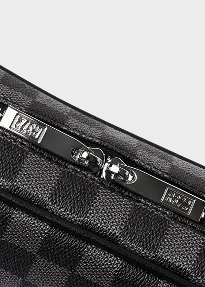 Pochette con manico da polso e tracolla, logo ricamato frontale e trama a scacchi