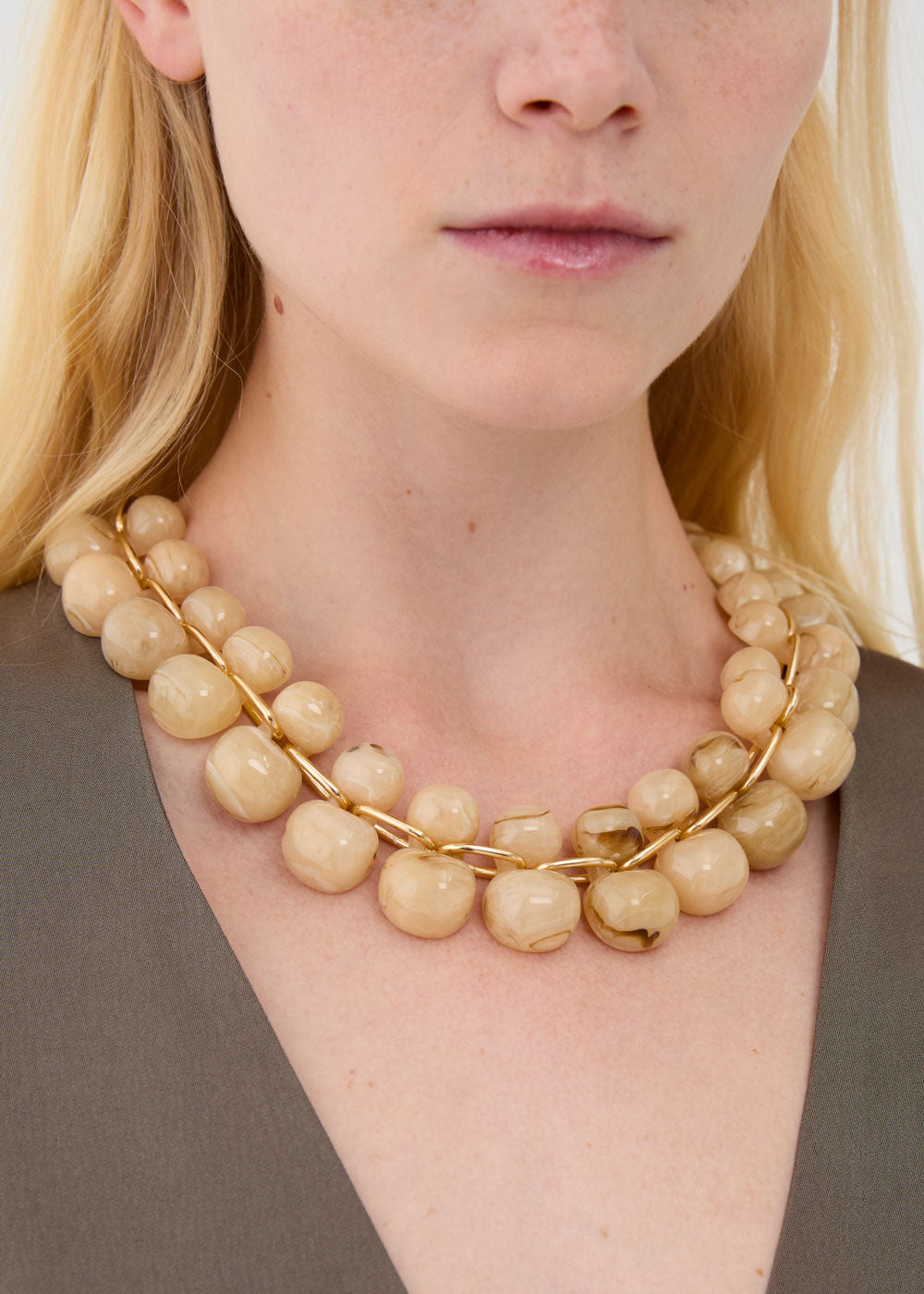 Collana a grappolo in resina beige
