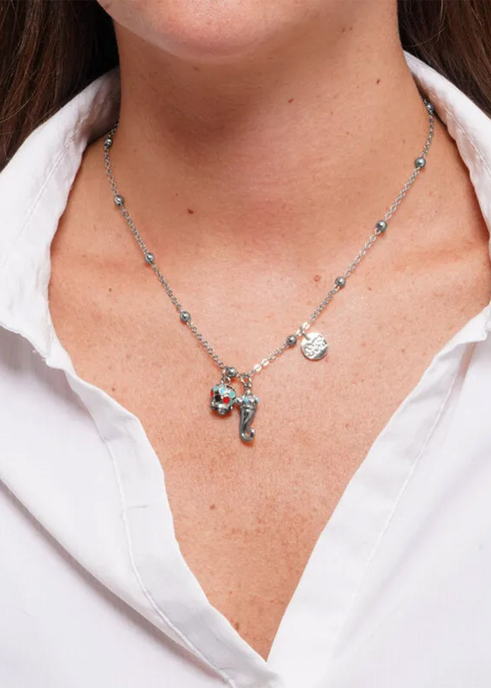 Collana in Acciaio color argento con corno impreziosito da punte di smalto turchese e campanella in smalti multicolore
