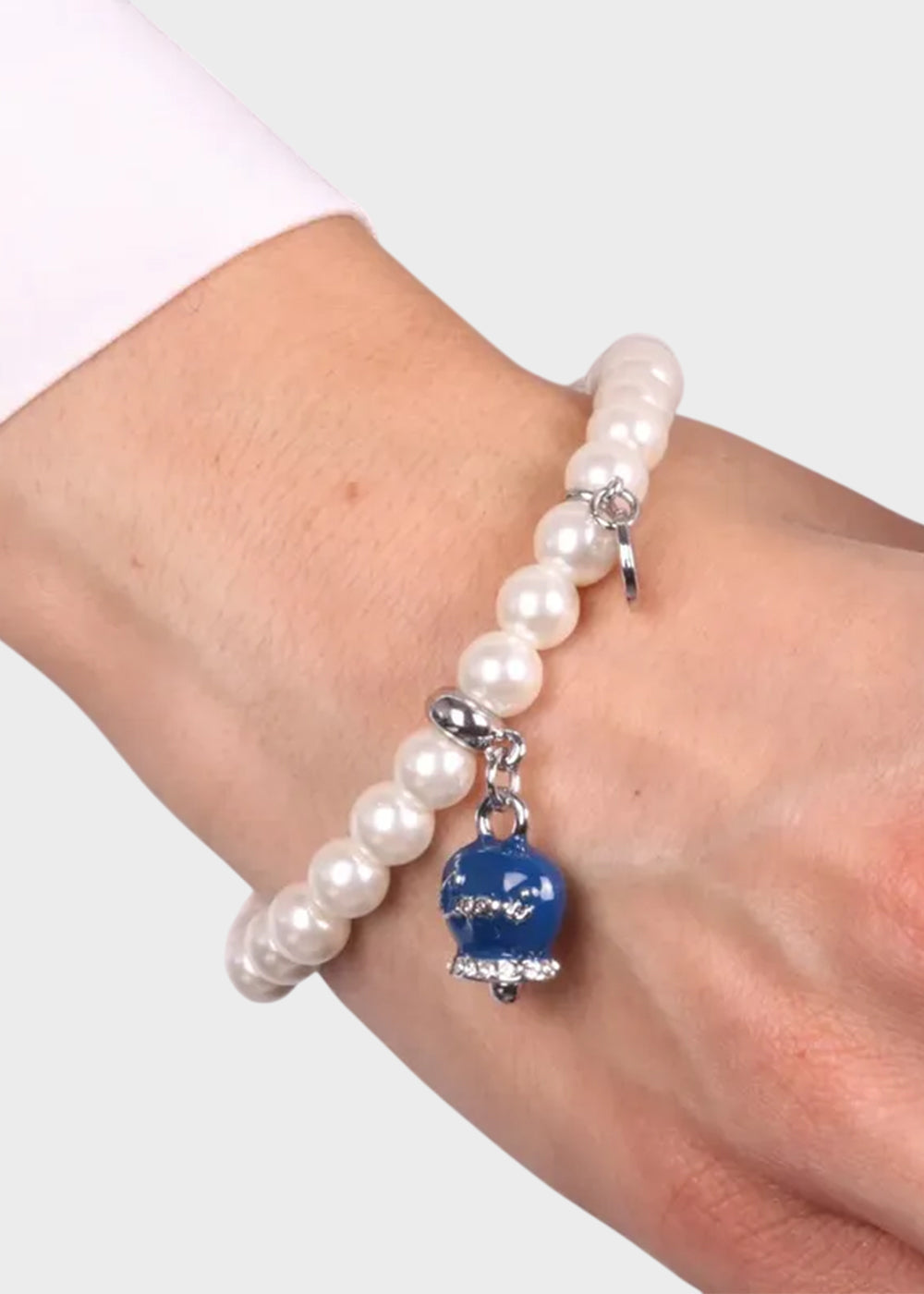 Bracciale in Metallo con perle e campanella portafortuna in smalto blu con scritta Capri-2