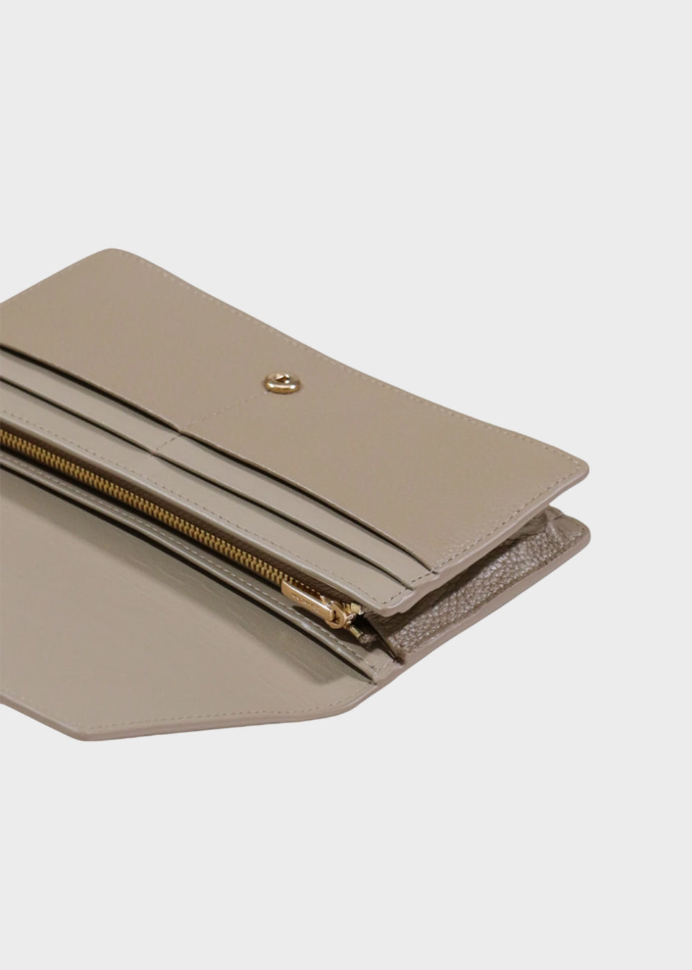 Portafogli con pattina, zip interna e logo metallico