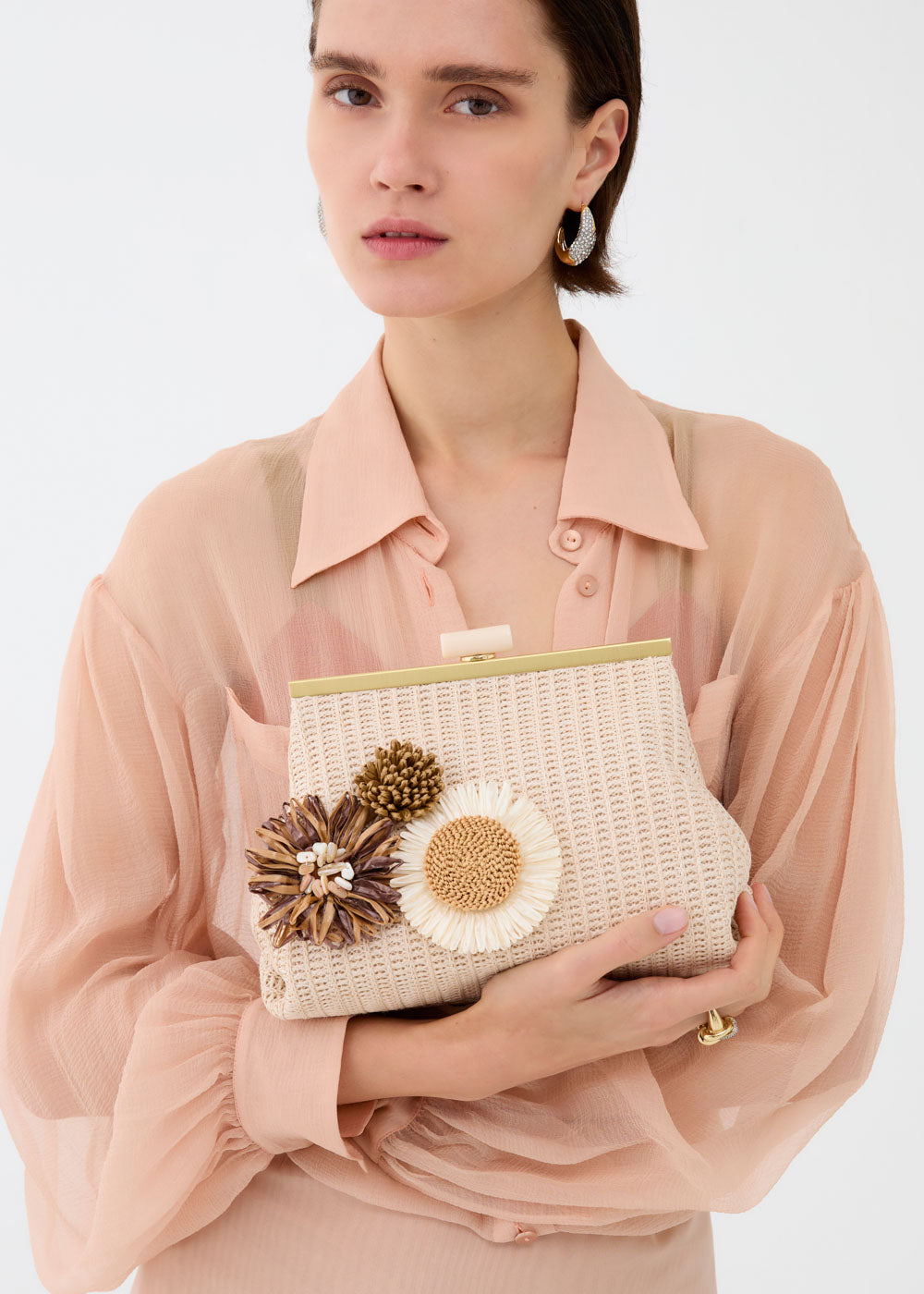 Pochette Marbella in paglia con fiori e tracolla a catena