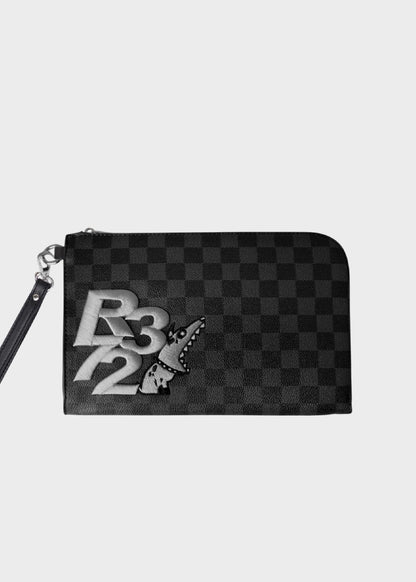 Pochette con manico da polso, logo ricamato frontale e trama a scacchi