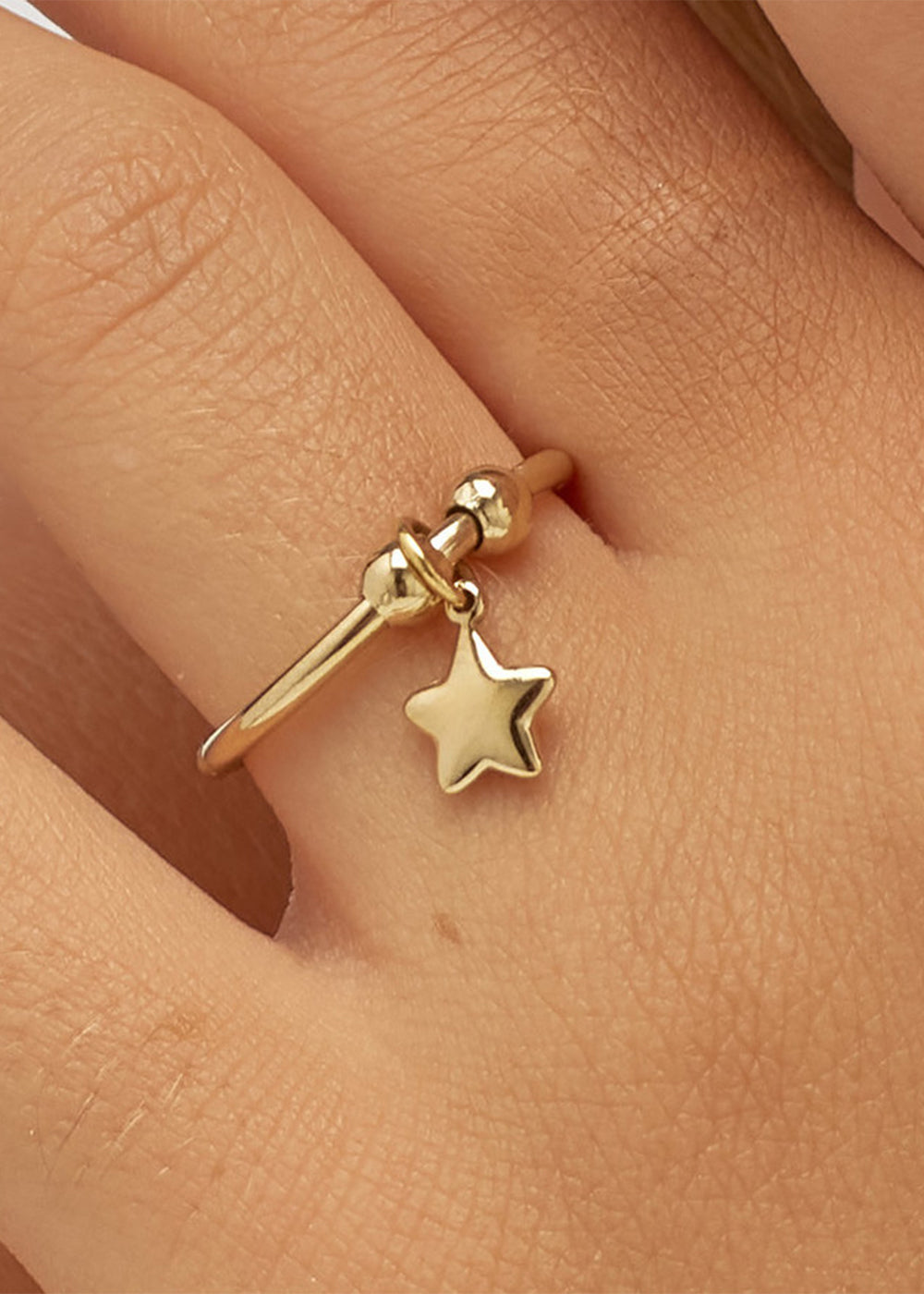 Anello regolabile Feelings in acciaio con finitura pvd oro 14K e sfere e pendente a forma di stella