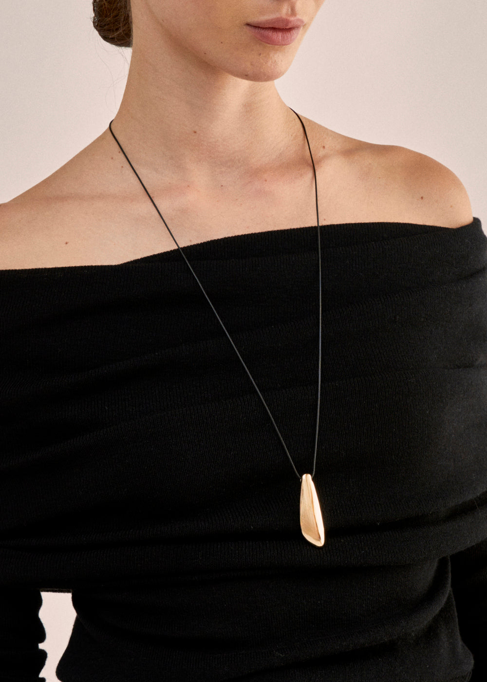 BLACK THREAD NECKLACE LONG PENDANT