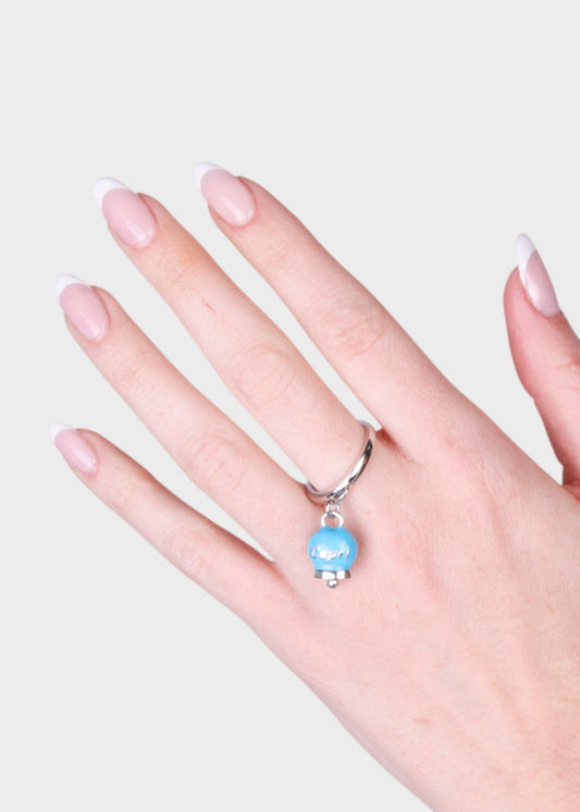 Anello in Acciaio color argento con campanella pendente azzurra con scritta Capri