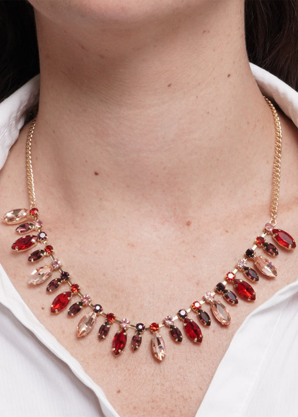 Collana in Metallo color oro con pietre a foglia rosso e rosa