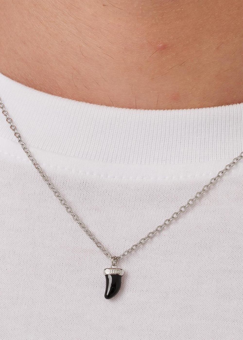 Collana Charisma in acciaio con pendente a forma di dente di squalo e smalto nero