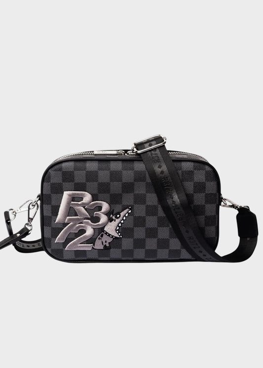 Pochette con manico da polso e tracolla, logo ricamato frontale e trama a scacchi