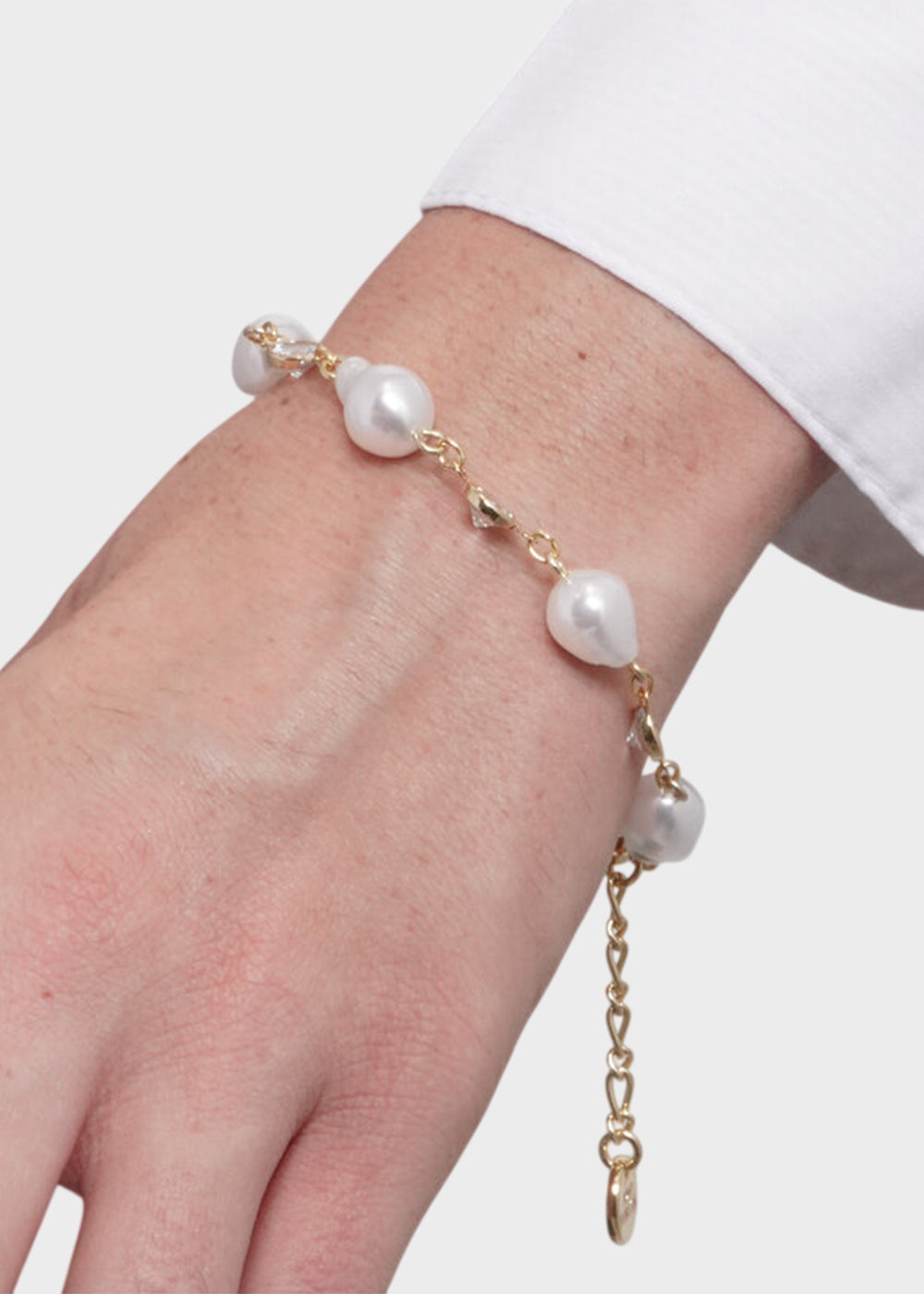 Bracciale in Metallo color oro con perle irregolari e pietre