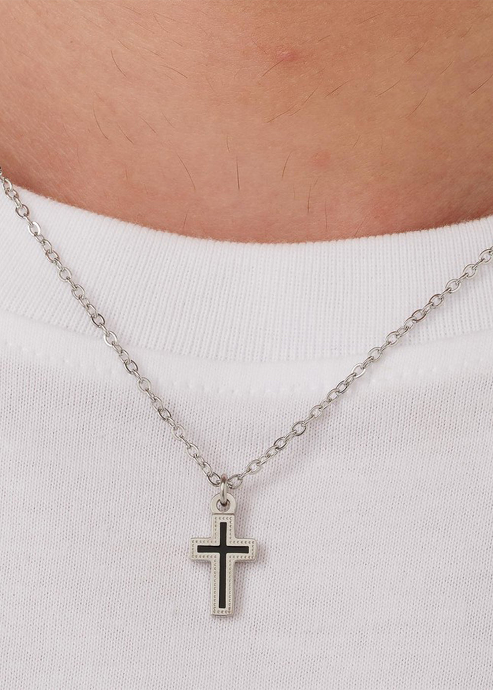 Collana Charisma in acciaio con pendente a forma di croce e smalto nero