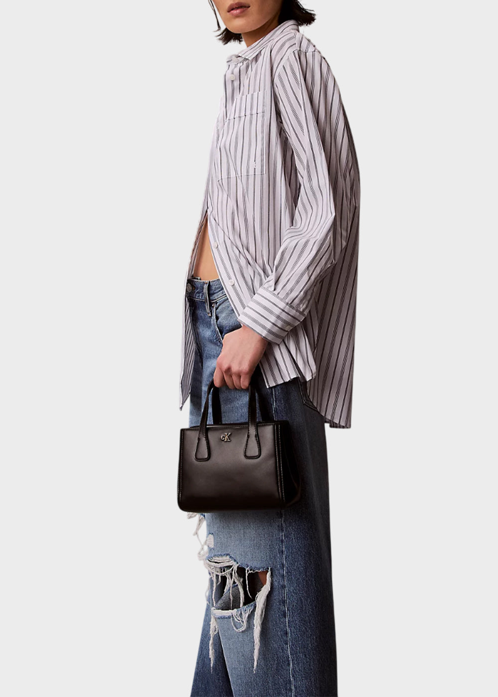 Borsa a mano con tracolla e logo metallico