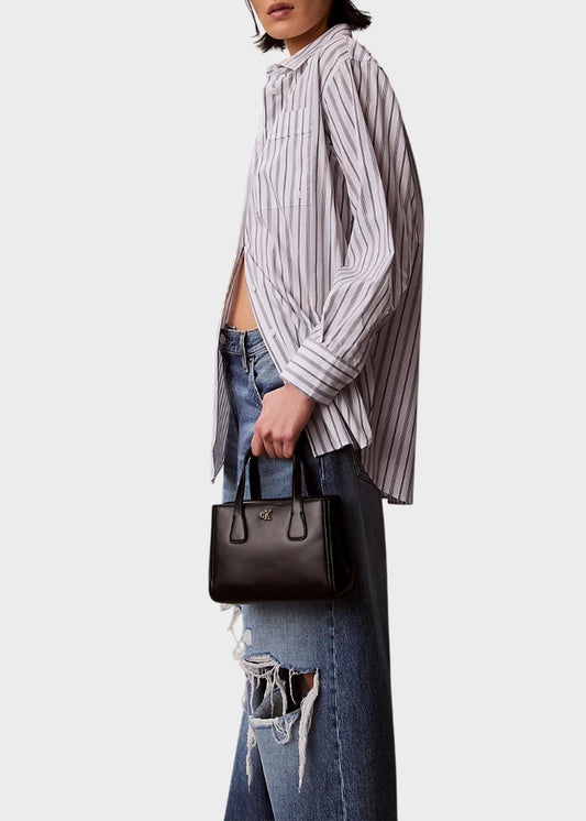 Borsa a mano con tracolla e logo metallico