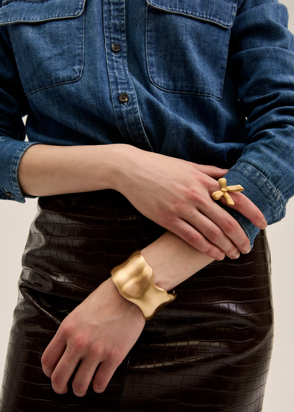 Rigid bracelet with spring opening