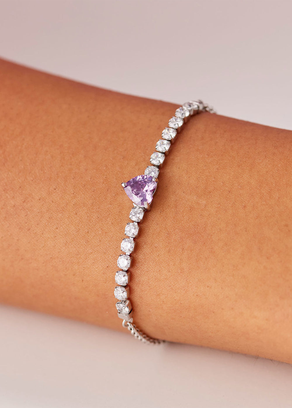 Bracciale Dazzly in acciaio con zirconi chiari e zircone centrale a forma di cuore viola