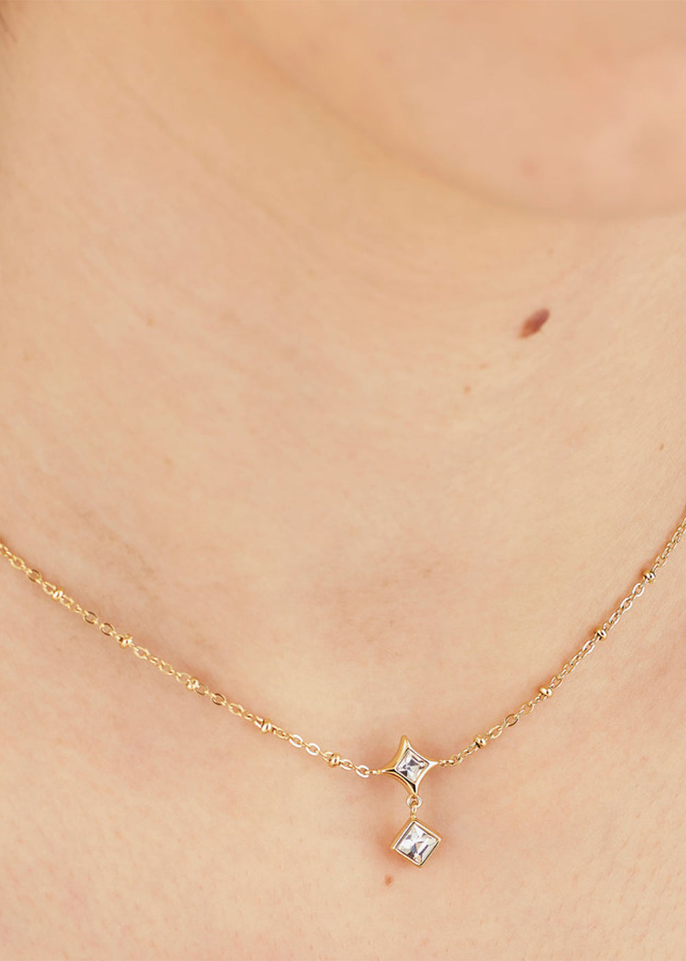 Collana Luce girocollo in acciaio con finitura pvd oro 14K e pietre pendenti