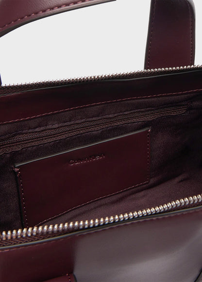 Handbag with shoulder strap and side pockets