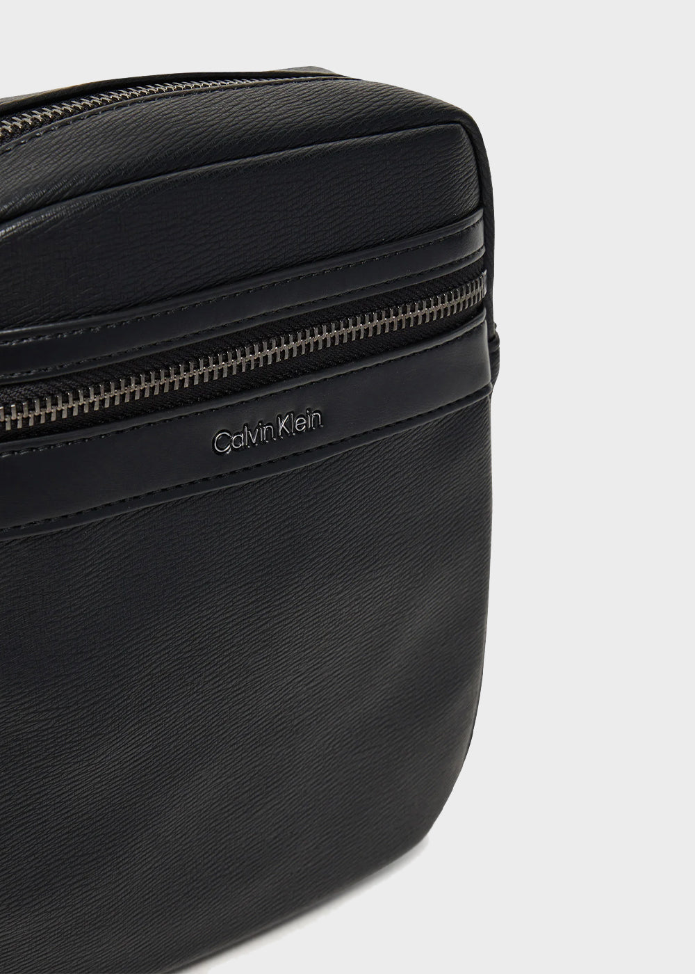 Textured zip-up reporter bag