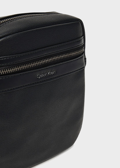 Textured zip-up reporter bag